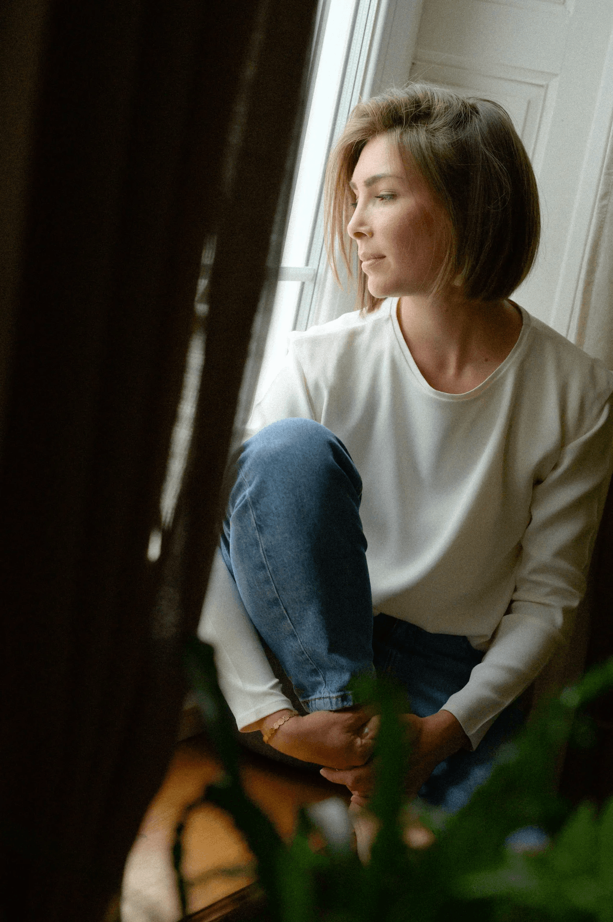 Cindy qui regarde par la fenêtre