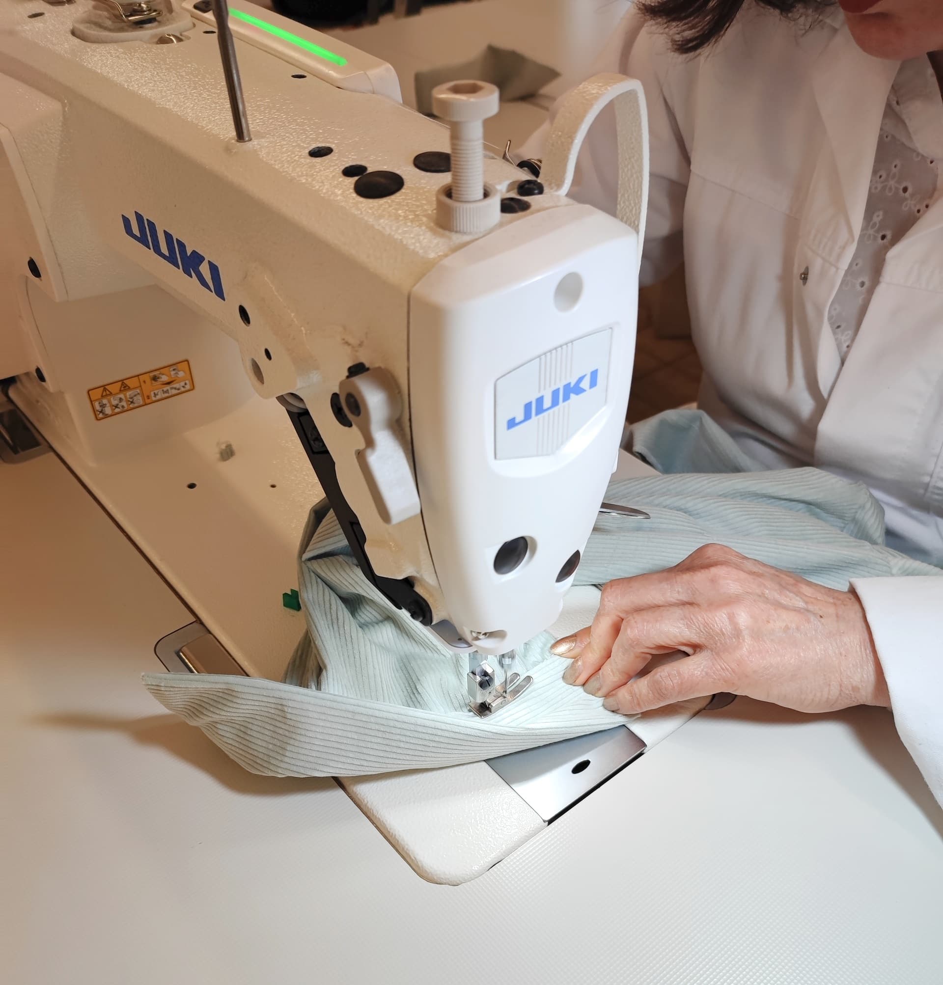 Étagère de bobines de fils pour vêtements