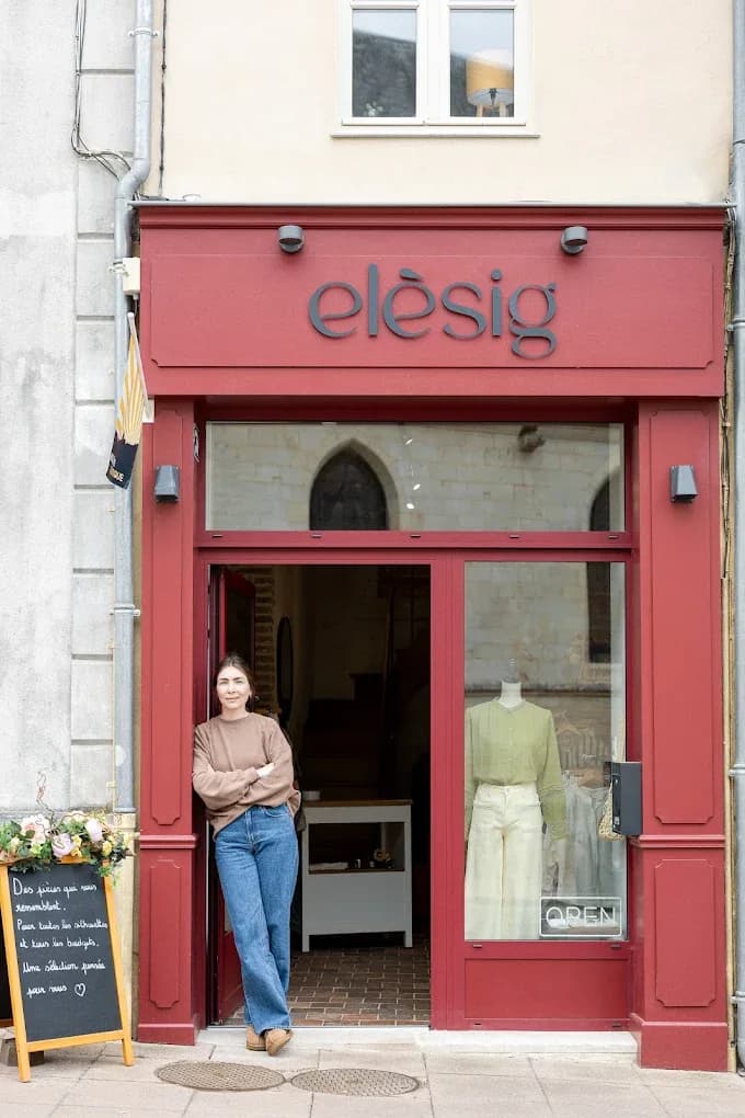 La devanture rouge de la boutique Elèsig, place de la République à Bellême