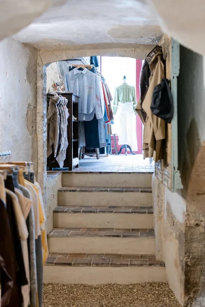 Le passage voûté en pierre et les marches qui mènent à la seconde salle de la boutique